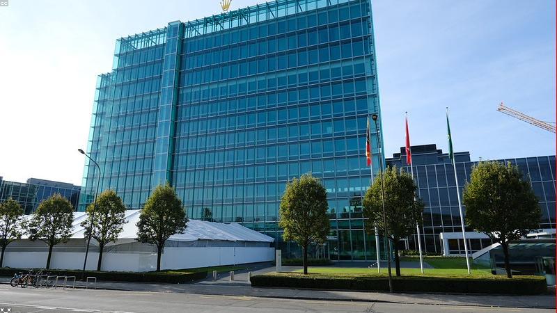 推特x 关于我们页面主视觉，展示团队协作与对话回声